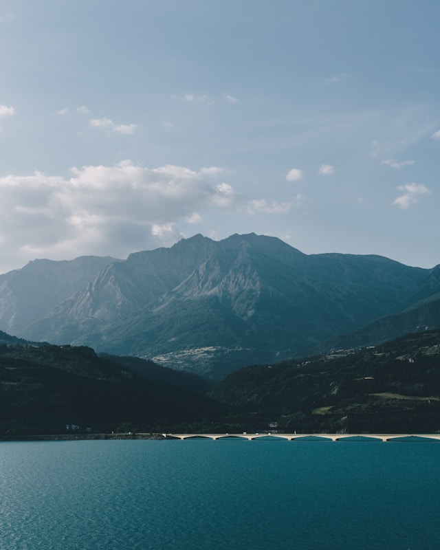 Les Artisans Électriciens : Votre Électricien de Confiance à Guillestre et dans les Hautes-Alpes